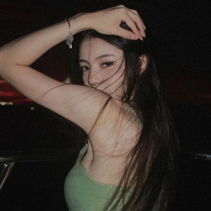开画少女漫海报
